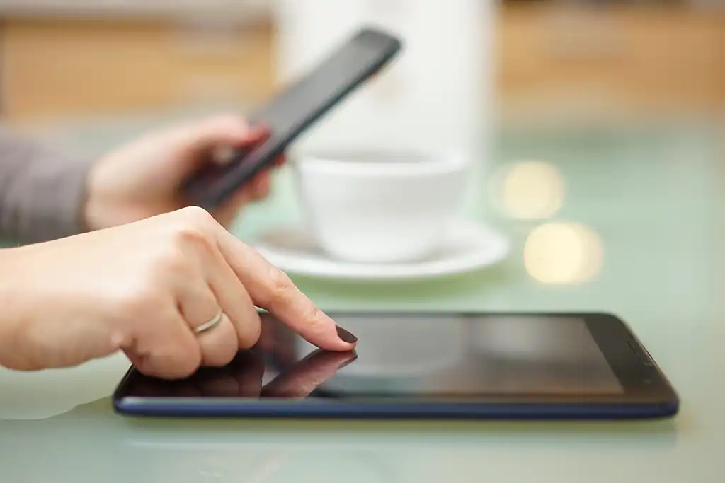 KDDI関連商材、携帯電話スマートフォン、タブレット販売